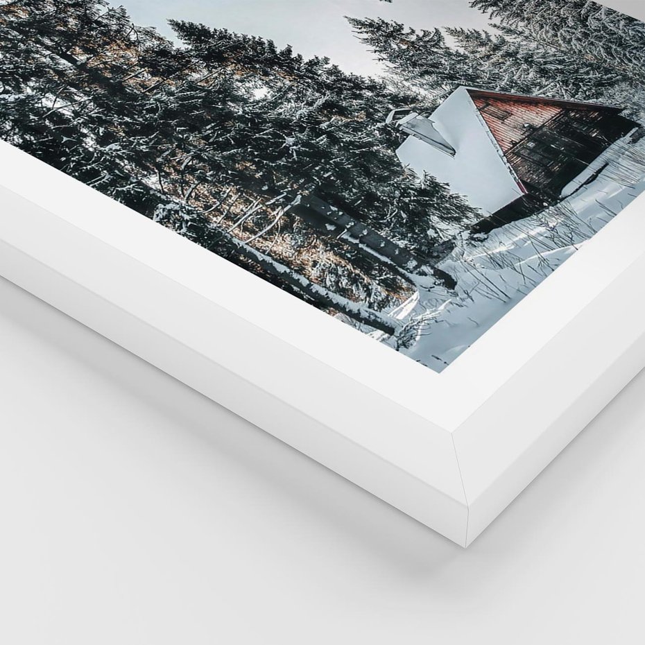 Plakat w ramie 30x40 - Górska Uroda Zimą: Dom w Śniegu - domek w górach, zima - rama biała