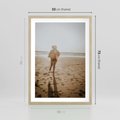 Plakat w ramie 50x70 - O Zachodzie Słońca - klimatyczna fotografia, postać biegnie po plaży - rama drewno