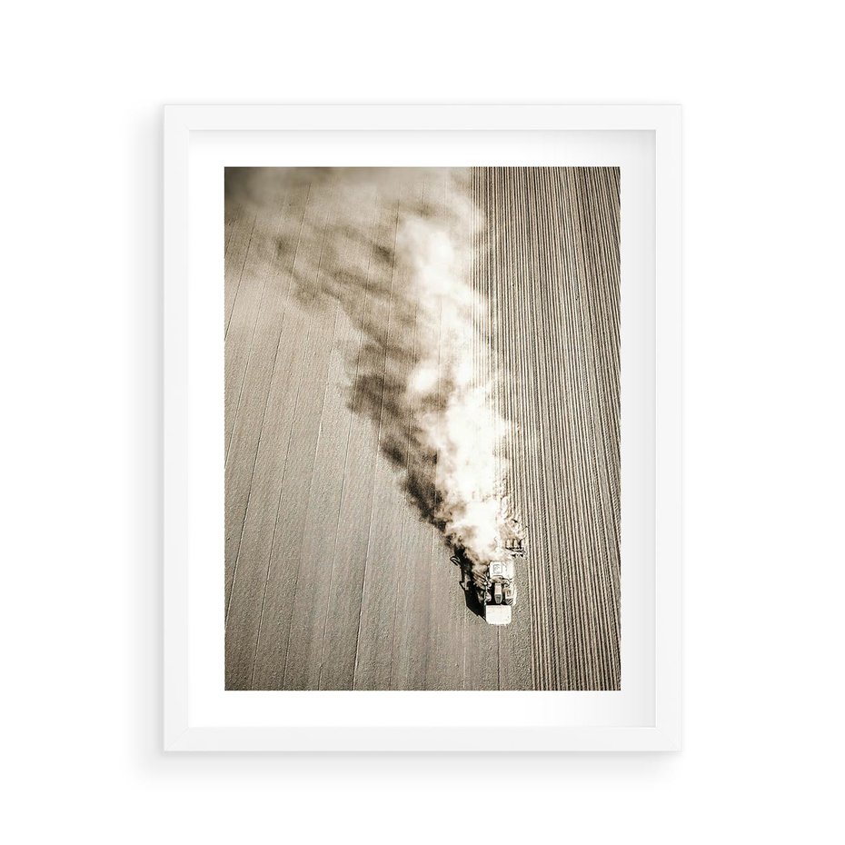 Plakat w ramie 40x50 - Żniwa na Wsi - pole, traktor na polu - rama biała