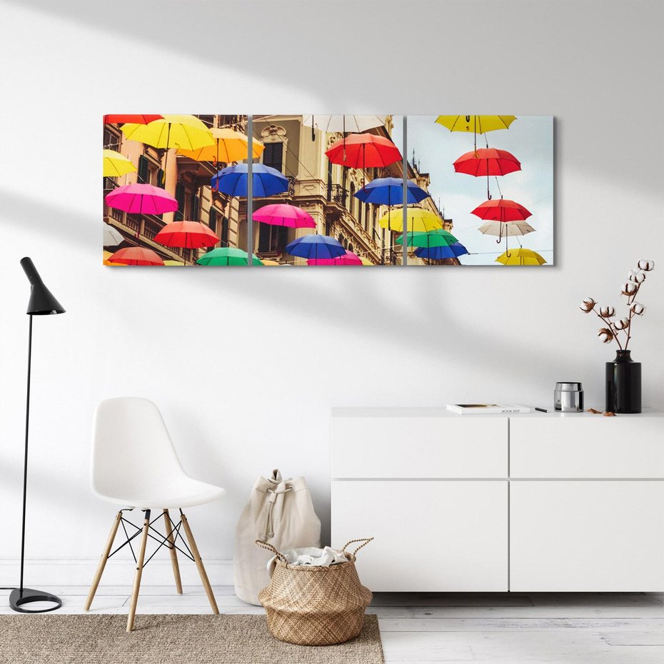 Obraz na płótnie 120x40 - Barwna symfonia wyobraźni - fotografia, kolorowe parasolki podwieszone nad ulicą