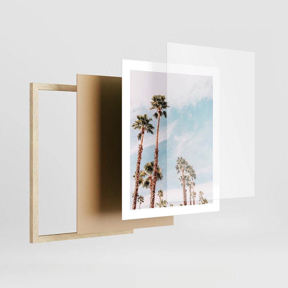Plakat w ramie 40x50 - Tropikalna Sielskość: Palmy i Błękitne Niebo - palmy na tle błękitnego nieba - rama drewno