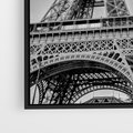 Obraz w ramie 50x70 - Zabawa w Paryżu - czarno białe zdjecie, wieża eiffla - rama czarna
