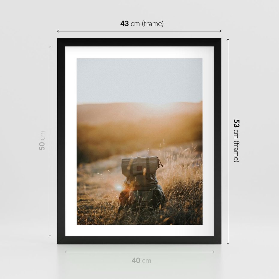 Plakat w ramie 40x50 - Podróżniczy bukiet na łące - plecak, podróż - rama czarna
