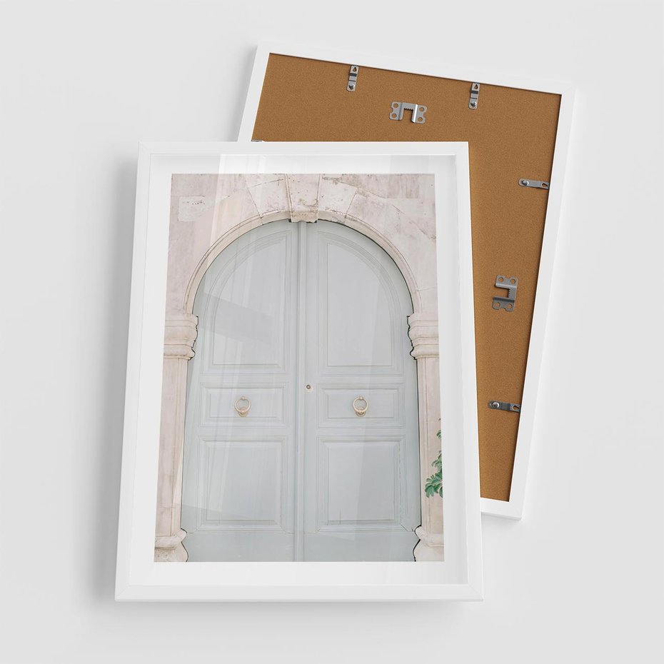 Plakat w ramie 50x70 - Błękitne Drzwi Kamienicy: Urok Historii - stare piękne drzwi do kamienicy, błękitne drzwi - rama biała