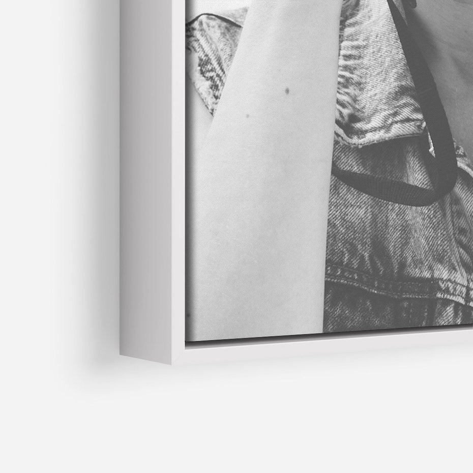 Obraz w ramie 80x120 - Zrób mi Zdjęcie - fotografia, kobieta z aparatem - rama biała