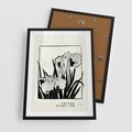Plakat w ramie 50x70 - Spojrzenia na szkicowaną przeszłość - kwiaty, typografia - rama czarna