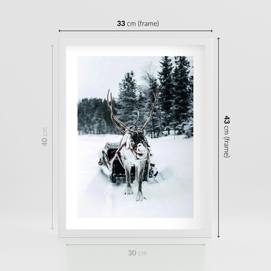 Plakat w ramie 30x40 - Świąteczna Przygoda - renifer, śnieg - rama biała