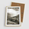 Plakat w ramie 50x70 - Domki w Górach - czarno biała fotografia, górski pejzaż - rama drewno