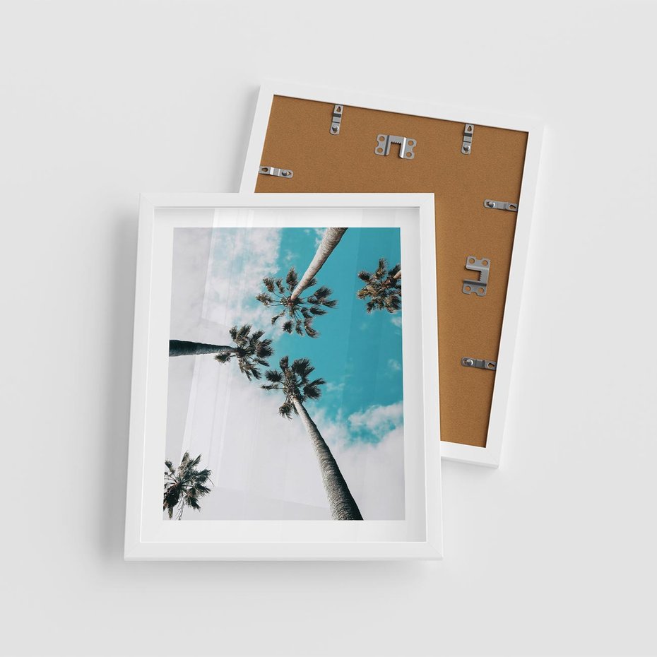 Plakat w ramie 40x50 - Palmy w Gorącym Niebie - palmy, ujęcie z dołu - rama biała