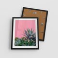 Plakat w ramie 40x50 - Tropikalne Liście na Różowej Ścianie - różowa ściana, tropikalne liście na jej tle - rama czarna