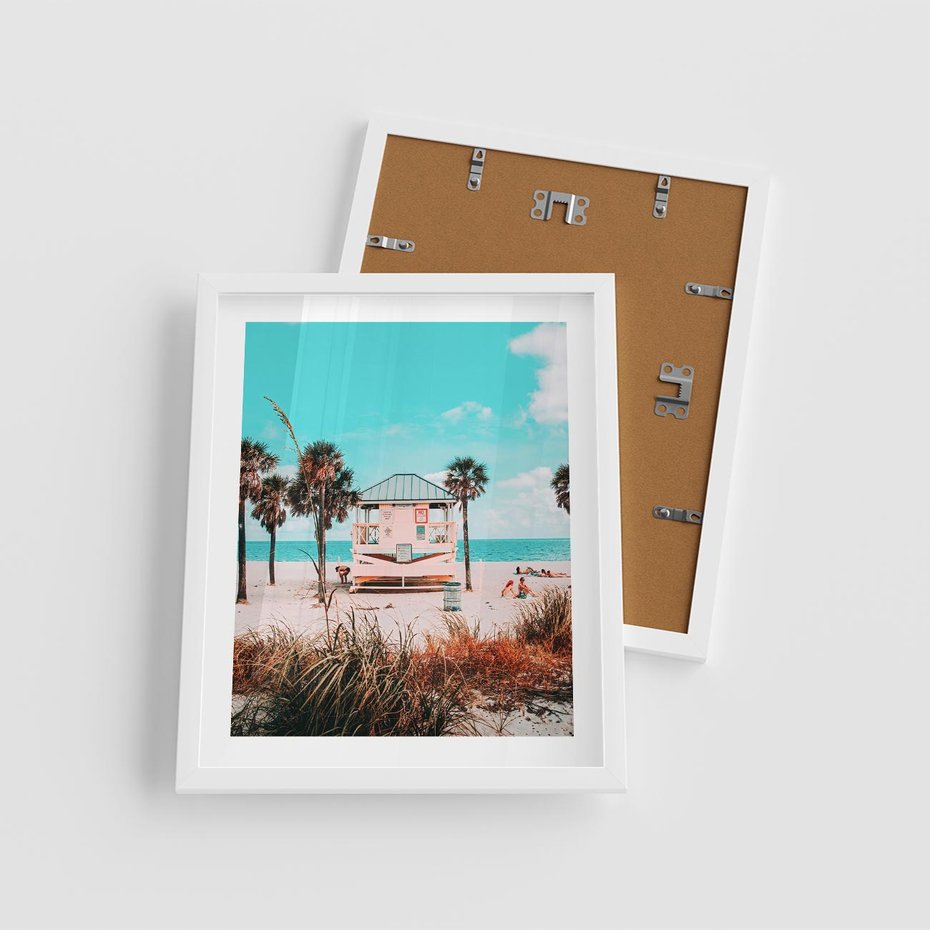 Plakat w ramie 40x50 - Plaża, Palmy i Spokój Miami - budka ratownika, plaża Miami - rama biała