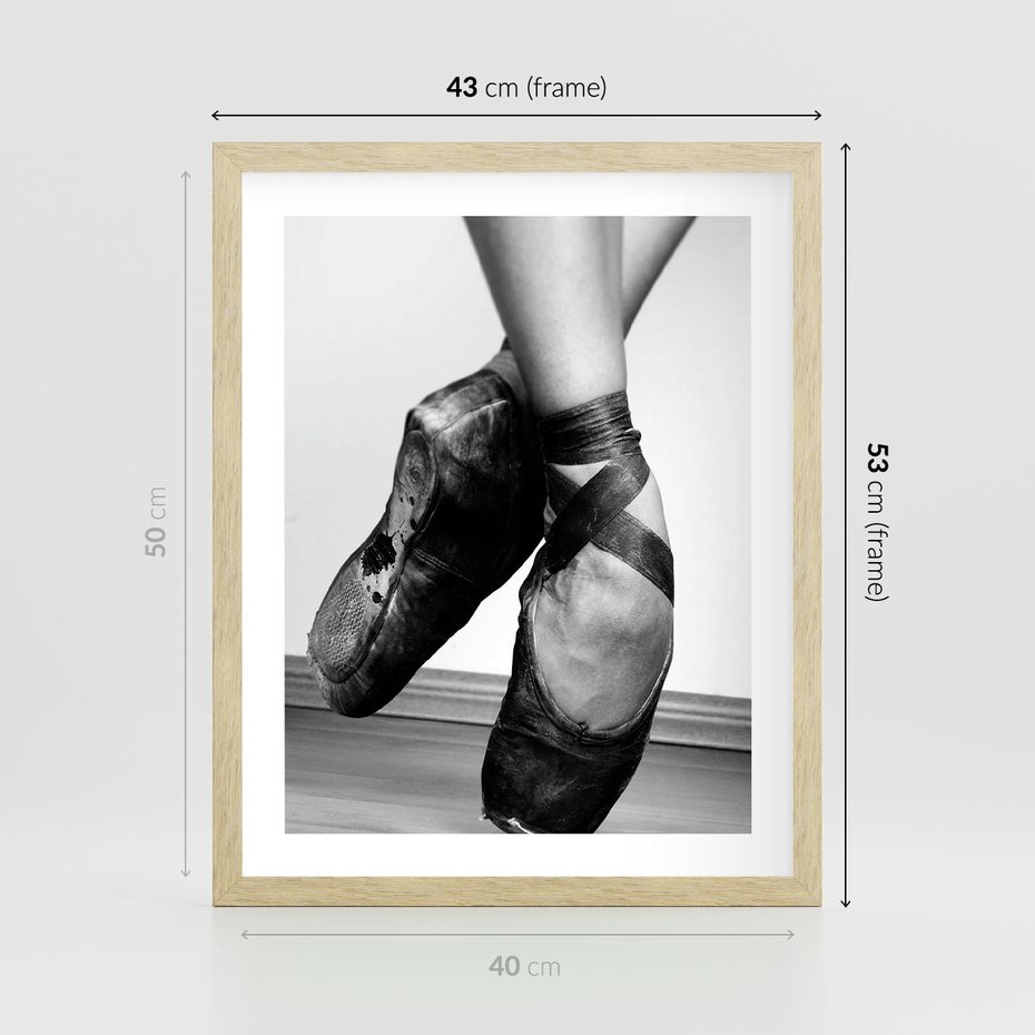 Plakat w ramie 40x50 - Taniec Zmysłów - artystyczne zdjęcie, odcienie szarości - rama drewno