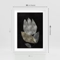 Plakat w ramie 30x40 - Nocne Uniesienia - abstrakcyjny kwiat, mroczna atmosfera - rama biała