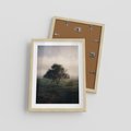 Plakat w ramie 30x40 - Zamglona Prostota - artystyczna fotografia, samotne drzewo na zamglonej łące - rama drewno