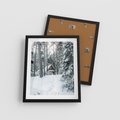 Plakat w ramie 40x50 - Spokój Zimowej Przygody w Lesie - domek w górach w lesie, zima - rama czarna