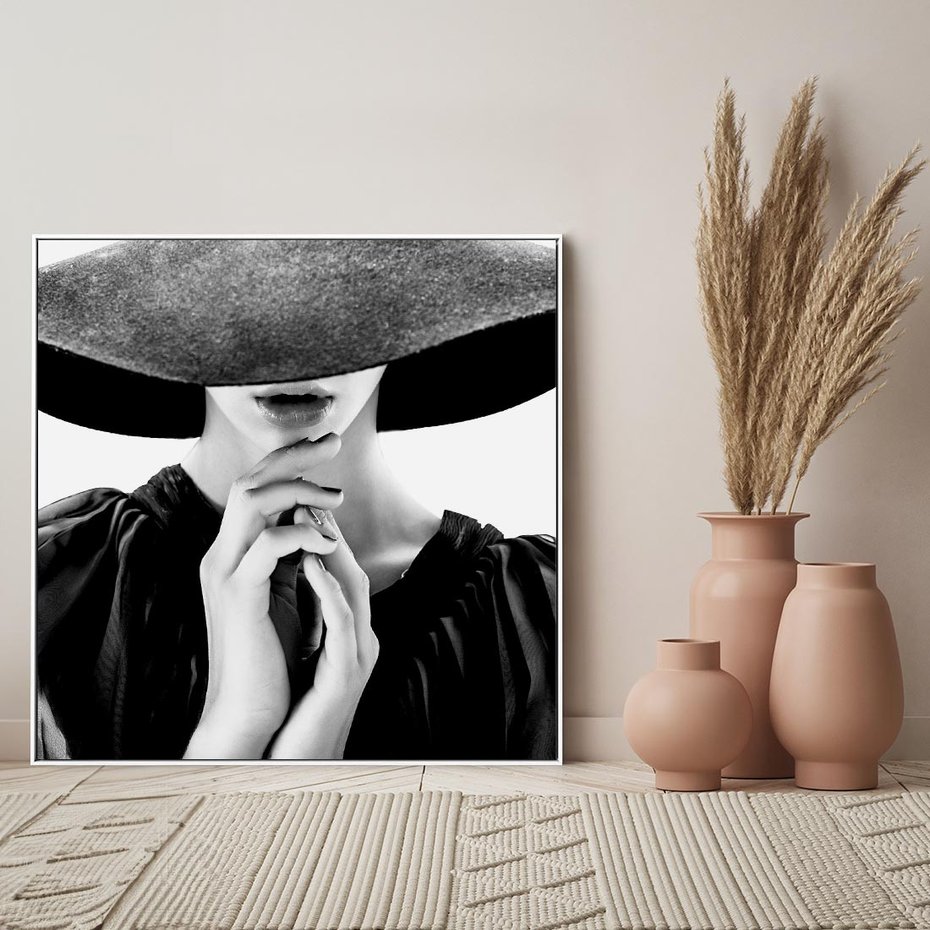 Obraz w ramie 50x50 - Czarna Elegancja - fotografia czarno biała, zbliżenie portret kobiety w czerni - rama biała