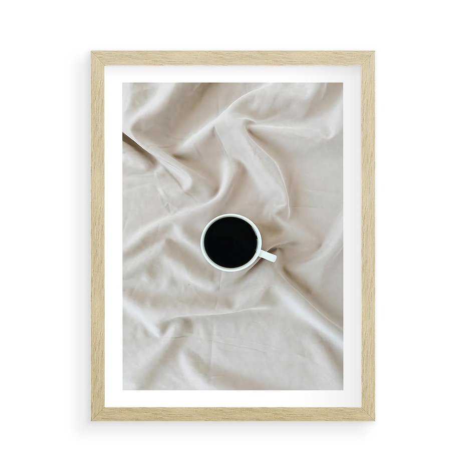 Plakat w ramie 50x70 - Poranek z Kawą - kawa filiżanka w białej pościeli - rama drewno