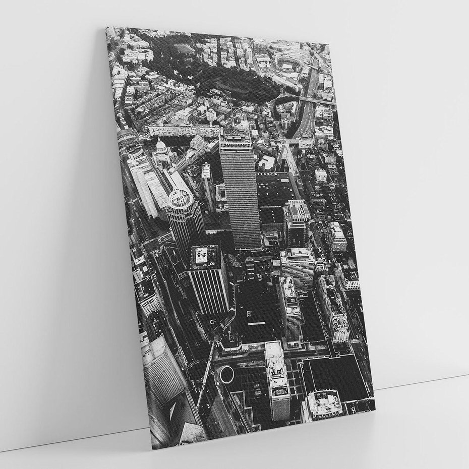 Obraz na płótnie 80x120 - Kontrastujące miasto - miasto, biało