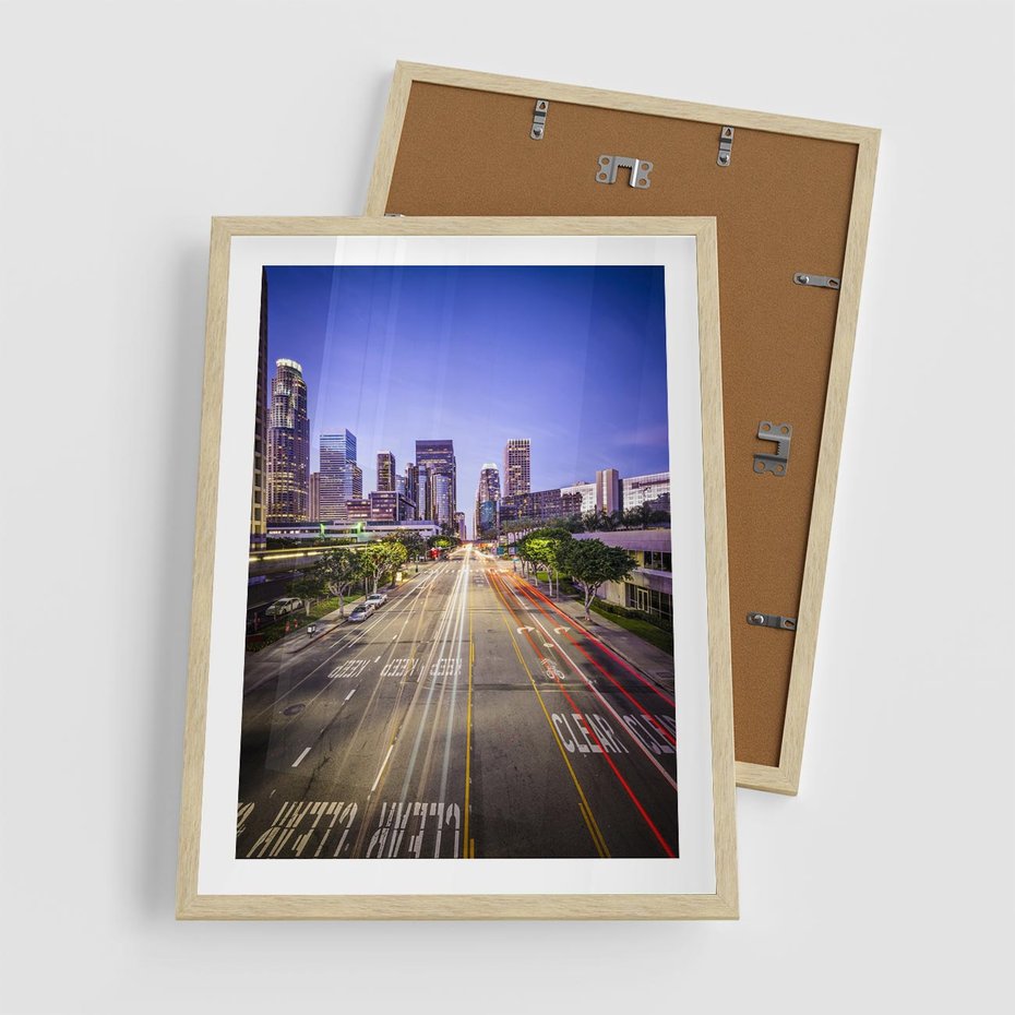 Plakat w ramie 50x70 - Światło nocnej ulicy - miasto, nocą - rama drewno