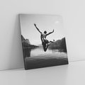 Obraz na płótnie 80x80 - Beztroska Chwila - czarno biała fotografia, mężczyzna wesoło wskakuje do keziora w górach