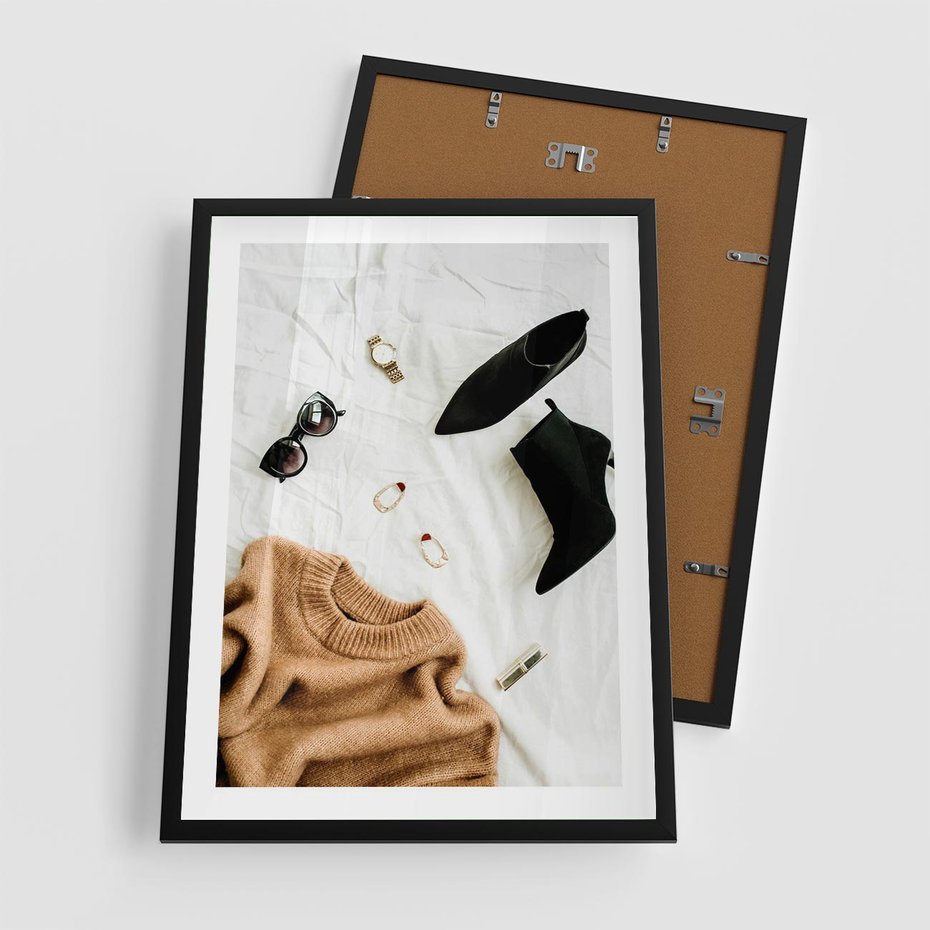Plakat w ramie 50x70 - Styl i Klasyka - modowa fotografia, sweter - rama czarna