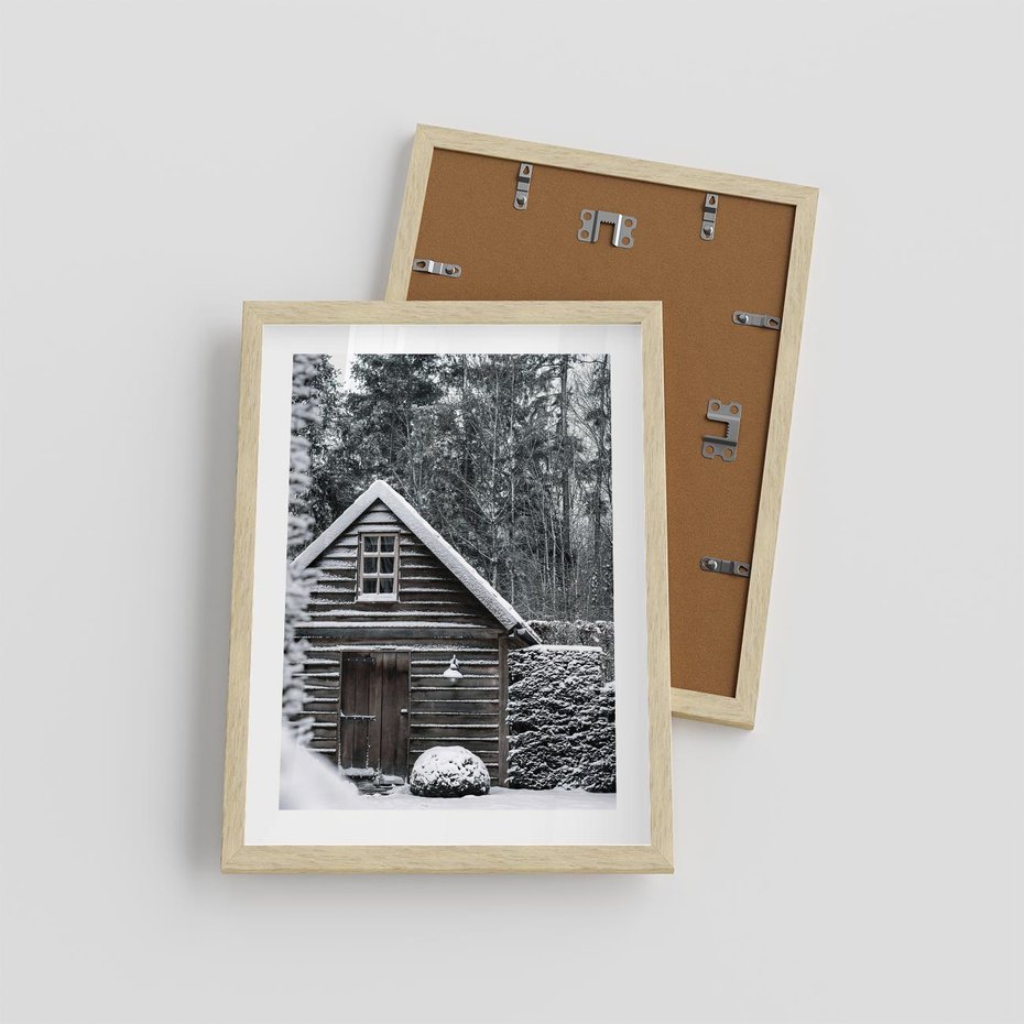 Plakat w ramie 30x40 - Zaklęta Zima - domek w lesie, śnieg - rama drewno