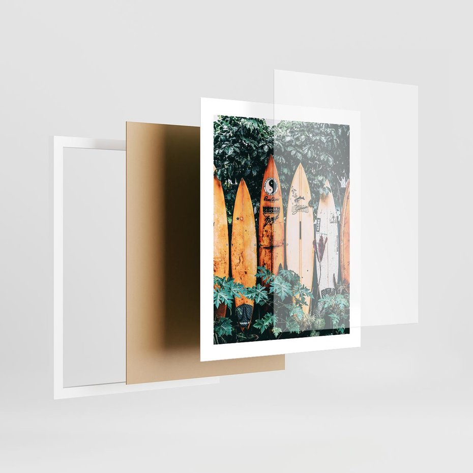 Plakat w ramie 40x50 - Surfowanie w Harmonii z Naturą - deski surfingowe, oparte o rośliny - rama biała