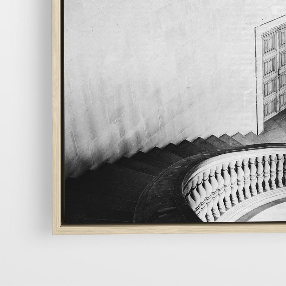 Obraz w ramie 50x50 - Po Schodach w Dół - czarno białą fotgrafia, zakręcone schody w starek kamienicy - rama drewno