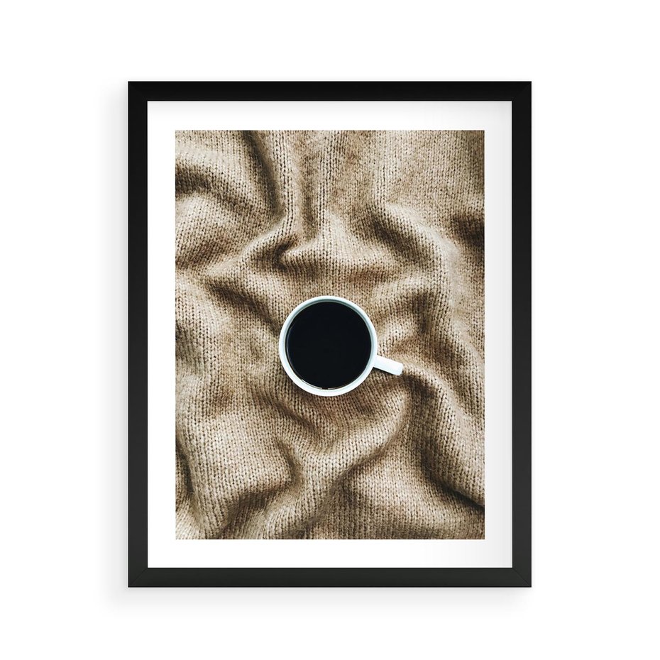 Plakat w ramie 40x50 - Filiżanka Kawy na Brązowym Kocu - kawa, czarna kawa - rama czarna