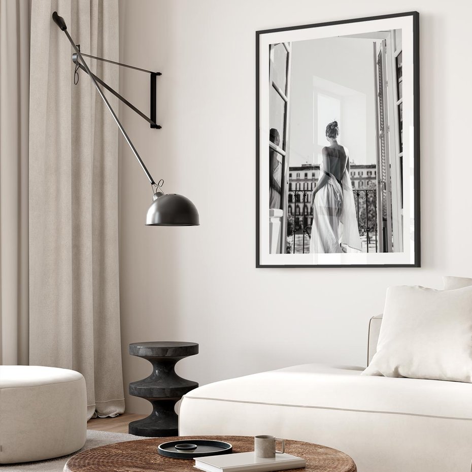 Plakat bez ramy 21x30 - Poranki w Paryżu - czarno białe zdjęcie, kobieta w prześcieradle na balkonie