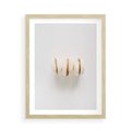 Plakat w ramie 50x70 - Delikatność w Bieli - białe ciateczka. makaroniki, minimalistyczne zdjęcie - rama drewno