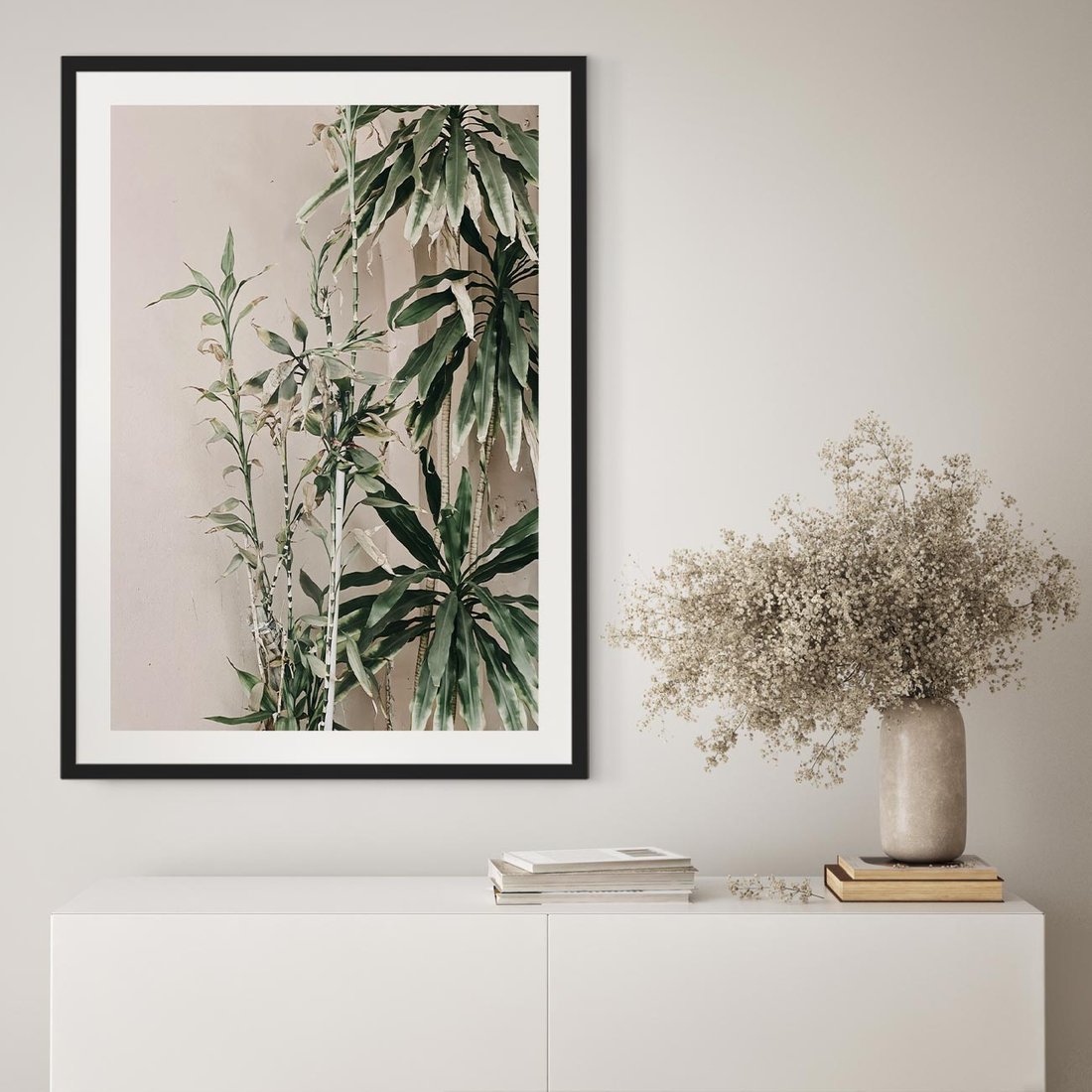 Plakat w ramie 40x50 - Egzotyczna Kompozycja - liście, rośliny tropikalne na tle ściany - rama czarna