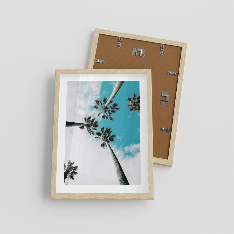 Plakat w ramie 30x40 - Palmy w Gorącym Niebie - palmy, ujęcie z dołu - rama drewno