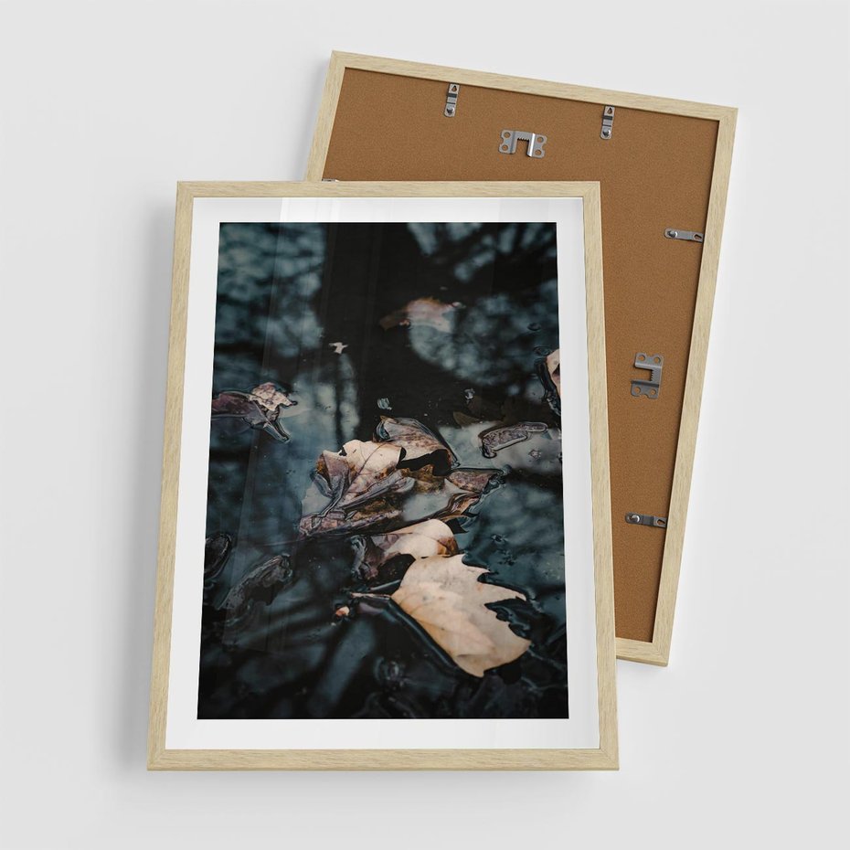 Plakat w ramie 50x70 - Jesienne Liście w Kałużach: Odbicie Natury - jesienne liście wkałuży, fotografia - rama drewno
