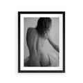 Plakat w ramie 30x40 - Piękno o Poranku - czarno biała fotografia, akt kobiecy - rama czarna