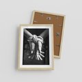 Plakat w ramie 30x40 - Splątane Uczucia - czarno biała fotografia, artystyczna - rama drewno