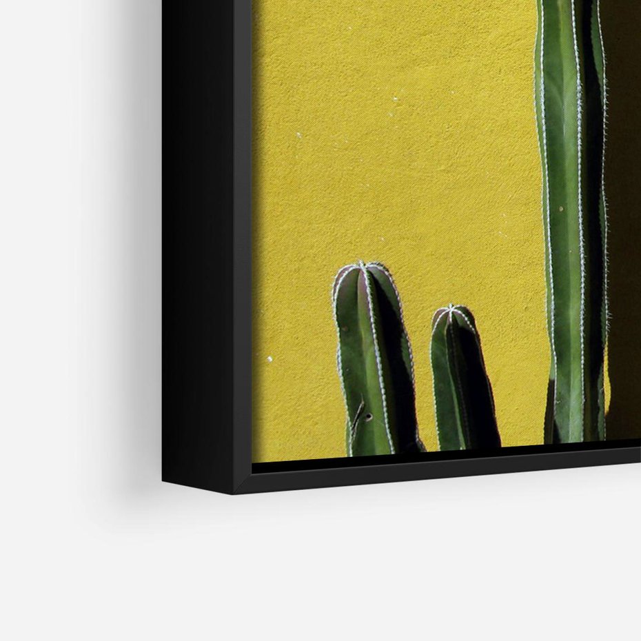 Obraz w ramie 100x70 - Refleksje w roślinnym odbiciu - zielone kaktusy na tle żółtej ściany, soczyste kolory - rama czarna