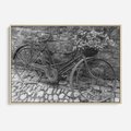 Obraz w ramie 70x50 - Zapomniany Urok - czarno biała fotografia, stary rower oparty o mur - rama drewno
