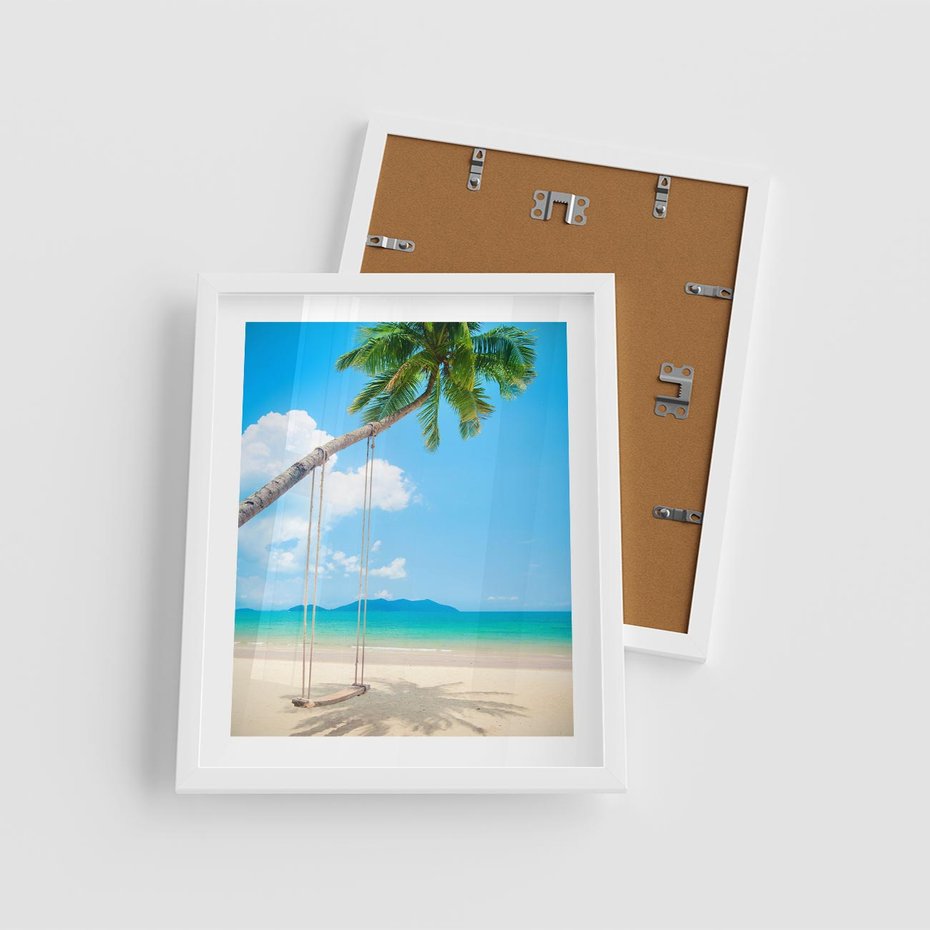 Plakat w ramie 40x50 - Hawajska palma i huśtawka na plaży - palma, huśtawka - rama biała