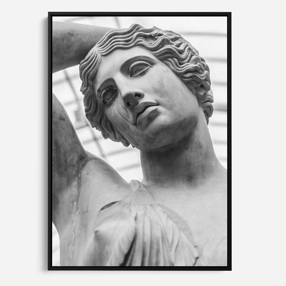 Obraz w ramie 70x100 - Zaklęta w Kamieniu - antyczna rzeźba kobiety na fotografii, czarno biała - rama czarna