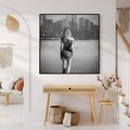 Obraz w ramie 50x50 - Kapiel w Mieście - czarno białe zdjęcie, kobieta wchodzi do wody - rama czarna
