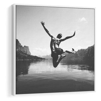 Obraz w ramie 50x50 - Beztroska Chwila - czarno biała fotografia, mężczyzna wesoło wskakuje do keziora w górach - rama biała