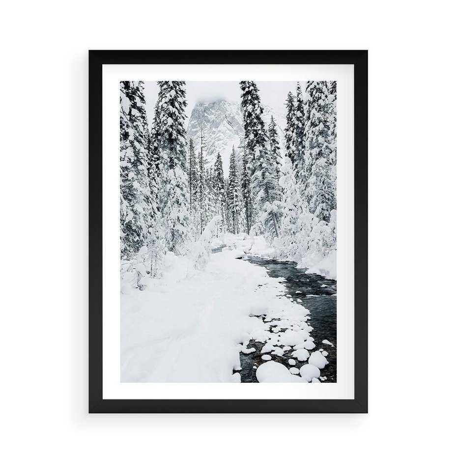 Plakat w ramie 50x70 - Spokój Zimowego Lasu w Górach - zima w lesie, w górach - rama czarna