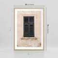 Plakat w ramie 50x70 - Urok Starego Okna z Zielonymi Okiennicami - stare okno, kamienica - rama drewno