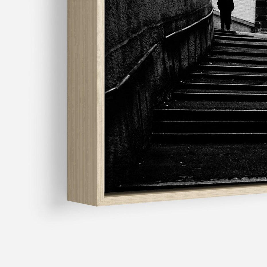 Obraz w ramie 80x120 - Ukryta Uliczka - czarno białe zdjęcie, schody - rama drewno