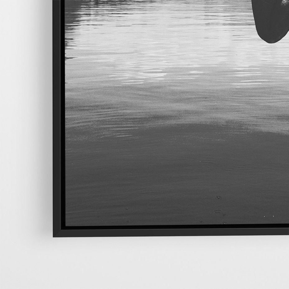 Obraz w ramie 50x70 - Beztroska Chwila - czarno biała fotografia, mężczyzna wesoło wskakuje do keziora w górach - rama czarna