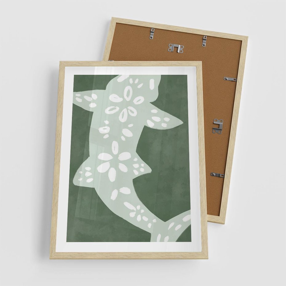 Plakat w ramie 50x70 - Migotliwe Wibracje Zieleni - zielony plakat, abstrakcja przypominająca rybę - rama drewno