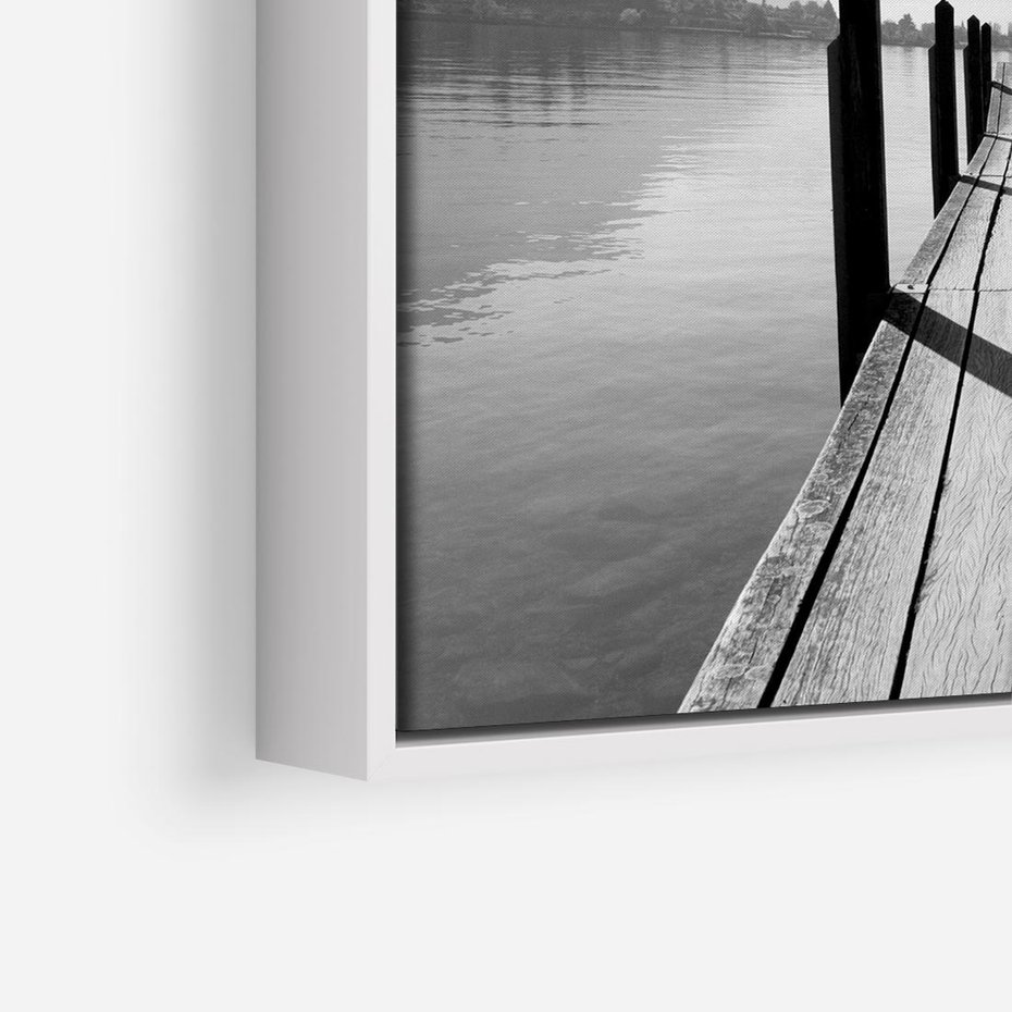 Obraz w ramie 80x80 - Spokojna Przystań - czarno biała fotografia, drewniany pomost na jeziorze - rama biała