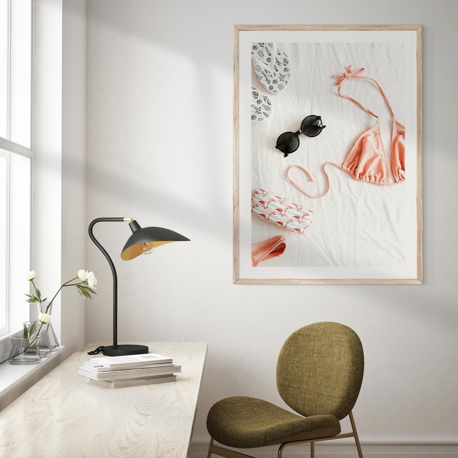 Plakat w ramie 30x40 - Letnia Elegancja na Plaży - kompozycja, elementy stroju na plażę - rama drewno