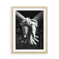 Plakat w ramie 50x70 - Splątane Uczucia - czarno biała fotografia, artystyczna - rama drewno